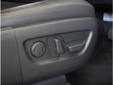 【パワーシート】電動で座面を前後上下に動かすことができます。簡単に運転しても疲れにくい姿勢に調整できます。