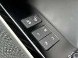 【メモリー機能】最大3名様まで、シートポジションを記憶していただきます。自分のポジションを素早く戻せるのはとても助かる機能ですね。