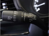 【オートワイパー機能】レバーをAUTOの位置にしているとき、レインセンサーが雨を感知すると、雨量に応じて、ワイパーが自動で作動します。