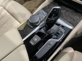 BMWの高性能オートマチックは、ATセレクトレバーを左側に倒すことで、通常の「D」から「S」(スポーツ)または「M」(マニュアル)へと切り替えが可能です。