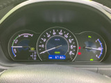 速度や燃料などの情報を運転席前方にまとめ、ひと目で確認しやすい配置です。表示が整理されており、走行中も必要な情報を把握しやすく、日々の運転を支える見やすいメーターまわりです。