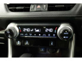 運転席と助手席、それぞれ温度調節ができ、オールシーズン快適なオートエアコンとなっております!