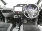 運転席からの視界はこんな感じです☆お気軽にご来店いただき、実際に座って是非お確かめください。ドライバーに寄り添う快適な操作フィールをもたらすステアリングです。