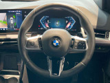 操作性に優れたステアリングは、BMWの走りを支える大事な部品です。オーディオやハンズフリー通話、クルーズコントロール関連の操作もこちらに集約されています。