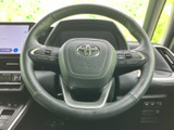 ステアリングに複数のスイッチを備え、手元で各種機能を扱える構成です。前方に視線を向けたまま必要な操作に移りやすく、運転席まわりの使い勝手にも配慮されています。