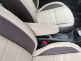 運転席シートにアームレストが付いており運転も楽になりますね。