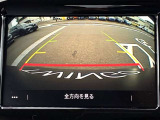 リバースポジションにシフトすると自動的にカメラが作動、画面に後方の視界が映し出される、安心のバックカメラを装備。