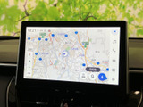 地図を大きく表示でき、現在地や周辺の道路、施設を確認しやすい画面です。目的地設定などの案内操作も見渡しやすく、日常のお出かけから初めての場所への移動まで頼りになります。