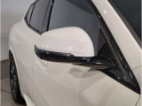 【BMWミラー】視認性の高いスタイリッシュなミラー。自動防眩機能も付いており夜間のドライビングをサポートします。