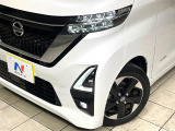 【LEDヘッドライト】悪天候や夜間走行時も良好な視界を確保し安心して運転できる高輝度LEDヘッドライトを装備!点灯速度が早く、消費電力も抑えられています。