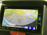 画面には後方の映像と進行目安のラインが表示され、駐車時の周囲確認をサポートします。画面内で状況を把握しやすく、駐車が苦手な方にも日常の車庫入れで活用いただけます。