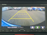 後方の映像に加えてガイドラインが表示され、駐車時に車両後方の位置関係を確認する目安になります。周囲の状況を画面で確かめながら操作でき、狭い場所での駐車をサポートする便利な装備です。