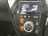 【オートエアコン】一度お好みの温度に設定すれば、車内の温度を検知し風量や温度を自動で調整。暑い&hellip;寒い&hellip;と何度もスイッチ操作をする必要はありません。快適な車内空間には必須の機能ですね♪