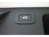 パワーテールゲートは、ボタン一つでテールゲートを自動的に開けたり閉めたりできるため、重い荷物を持っている場合でも、手を使わずに開閉できます。これにより、荷物を運ぶ際の負担が軽減されます。