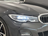 アダプティブLEDヘッドライトはステアリングを切った方向を照らします。