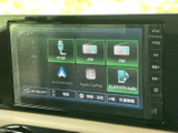 HDMIやAM・FM、スマートフォン連携など、複数の音源を画面から選べる構成です。通勤時の音楽再生から遠出まで、日々の移動を便利にサポートします。