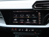 スマートフォンとAudiをUSBケーブルを介し接続。AppleのCarPlayやAndroid Autoのアプリを通じて、スマートフォンのコンテンツをMMIディスプレイに表示します。