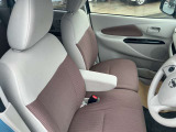 フロントシートにはセンターアームレスト付き、長時間の運転で疲れた腕を乗せてください。