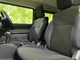前席は左右それぞれにシートとヘッドレストを備え、身体を預けて過ごせるつくりです。サイドウインドウから外の様子を見やすく、落ち着いた色合いの室内でくつろげます。