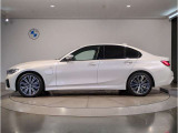 BMWではロングホイールベースの採用をしており、すべての車種に適用され、走行中の安定感の向上されております。また室内空間の広さにも貢献しております。