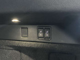 後席エアコン吹き出し口。100W電源。後席シートヒーターのスイッチ