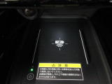 スマートフォンを置くだけで充電できるQi対応ワイヤレス充電機能を搭載。ケーブル不要でスッキリ使用でき、利便性を高めます。12V電源ソケットも備えており、各種アクセサリー電源としても活用可能です。