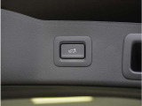 【パワーリアゲート】スイッチを操作することにより、リアゲートが自動で開閉します。自動開閉中のリアゲートを、半開以上の位置で止めることができます。