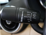 【オートワイパー機能】レバーをAUTOの位置にしているとき、レインセンサーが雨を感知すると、雨量に応じて、ワイパーが自動で作動します。