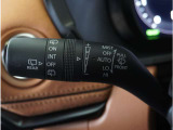 【オートワイパー機能】レバーをAUTOの位置にしているとき、レインセンサーが雨を感知すると、雨量に応じて、ワイパーが自動で作動します。