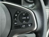 ◆アダプティブクルーズコントロール◆予め設定した車速内でクルマが自動的に加減速。前走車との適切な車間距離を維持しながら追従走行します。【LKAS】車線維持支援システムでステアリング操作を支援。
