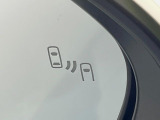 【ブラインドスポットモニター】走行中、ドアミラーの死角になりやすい箇所に後続車が接近するとサイドミラーのレンズに警告を表示!ドライバーに注意喚起をしてくれます。