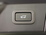 【パワーテールゲート】ボタン操作でテールゲートが開閉です。両手が荷物で塞がっていても、スムーズに開閉を行えます。