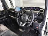 ◆視界広々で非常に運転しやすくロングドライブでも疲れを感じさせないすっきりとまとまったインパネ周りです。