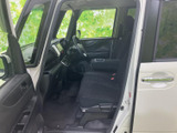 前席まわりは運転席と助手席が並び、窓からの視界を確保しやすい室内です。座席や足元の空間も見渡しやすく、乗り込んだ際に落ち着いて過ごせるレイアウトです。