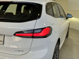 L字型リアコンビランプ:BMWの伝統的なデザインのひとつです。夜間でも誰が見てもBMWとわかる印象的なデザイン。
