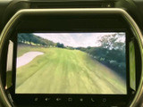 停車中にテレビ映像を楽しめる画面を備えています。目的地での待ち時間や休憩のひとときに活用でき、画面表示も見やすい印象です。映像を視聴する際は、必ず安全な場所に停車してご利用ください。
