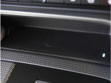 【ワイヤレス充電】ワイヤレス充電Qi規格に対応したスマートフォンなどの携帯機器を充電できます。