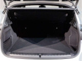 BMWではスペアタイヤが非搭載となるため、スペースは拡大されており、収納スペースとして利用可能。トランクの下にも収納スペースがあり、意外と役に立つスペースでございます。