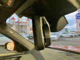 ETC内臓 自動防眩ルームミラー :後続車のライトが反射しても眩しくないように、ミラーの反射率を自動的に調整します。
