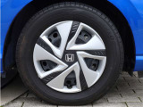 タイヤサイズは、185/65R15です。デザインにも優れている純正ホイールキャップが装備され、足元を引き締めます。