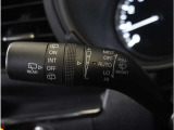【オートワイパー機能】レバーをAUTOの位置にしているとき、レインセンサーが雨を感知すると、雨量に応じて、ワイパーが自動で作動します。