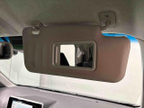 運転席、助手席共にサンバイザー&バニティミラー、運転席側にはチケットフォルダー付いてます☆