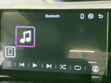 Bluetooth接続の表示や再生操作のアイコンが画面上に並び、音楽の再生状況を確認しながら扱えます。各操作がまとまって見やすく、日々の移動時間に音楽を楽しみたい方にも便利です。