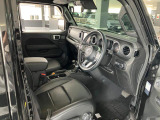 レザーシートが標準装備になております。