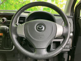 握りやすい形状で、運転席からメーターや周囲の様子を確認しやすい位置に設置されています。手元に自然に収まる配置は、毎日の運転時にも扱いやすく、安心感につながります。