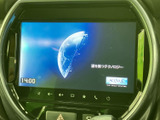画面でテレビ映像を楽しめる装備です。停車中の休憩時間などに映像を視聴でき、車内で過ごす時間をより快適にお使いいただけます。視聴の際は安全のため、必ず停車してご利用ください。