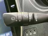 手元に配置されたレバーは表示が見やすく、運転席から設定を確認しやすい設計です。雨の日など視界への配慮が必要な場面でも、手元で操作しやすい位置にあり、日々の運転を支えてくれます。