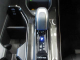 スムーズな操作で快適に運転を楽しめるよう、シフトポジションを電動で制御するエレクトロシフトマチックを採用