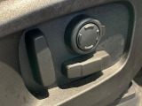 電動パワーシートですので運転中のシート調節も安全に行えます。微調整も可能ですのであなただけのドライビングポジションを実現します。