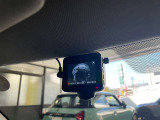 万が一の備えに!車両前方の映像を録画するドライブレコーダーを装備しております。